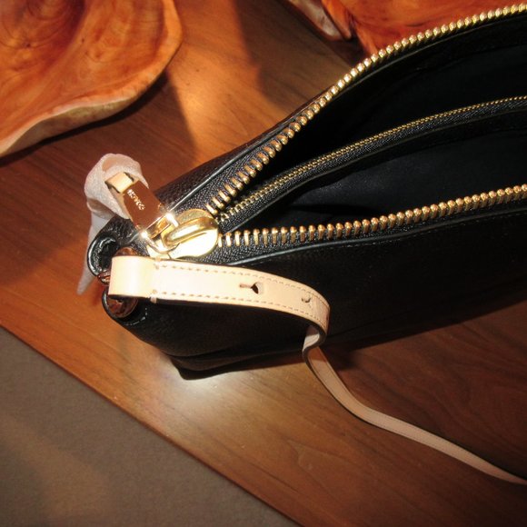 COACH Highrise Black Pebbled Leather Shoulder Bag in Store-Bought / X Condition - Picture 6 of 10